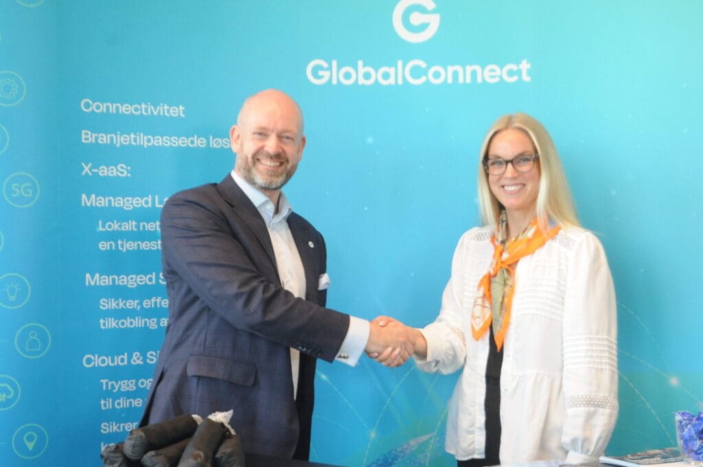 Fordelsavtale: SMB Norges leder Jørund Rytman og GlobalConnects salgssjef for nye kunder i SMB- markedet, Karoline Berget er enige om en gunstig avtale for SMB Norges medlemmer.