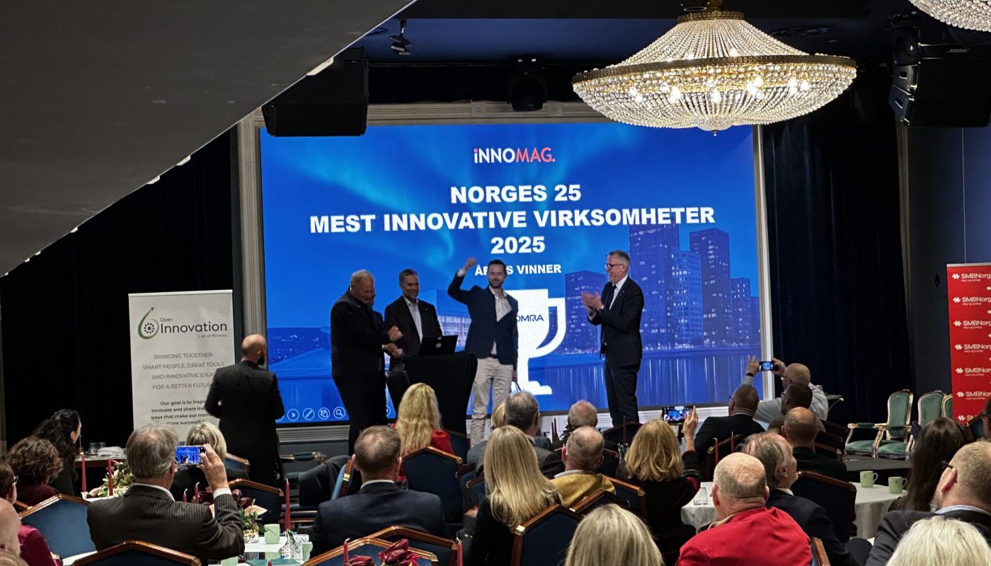 Prisen som ble delt ut av næringskomiteens leder Rune Støstad (Ap) og Ingvild Myhre, leder av Nasjonalt Innovasjonsråd, gikk i år til Tomra for deres bærekraftige arbeid.