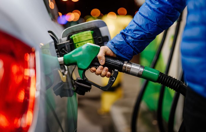 SMB Norge krever at regjeringen innfører en vesentlig og varig reduksjon på drivstoffavgiftene. De ønsker kutt i veibruksavgiften og CO2-avgiften på drivstoff for næringslivet. Foto: AdobeStock