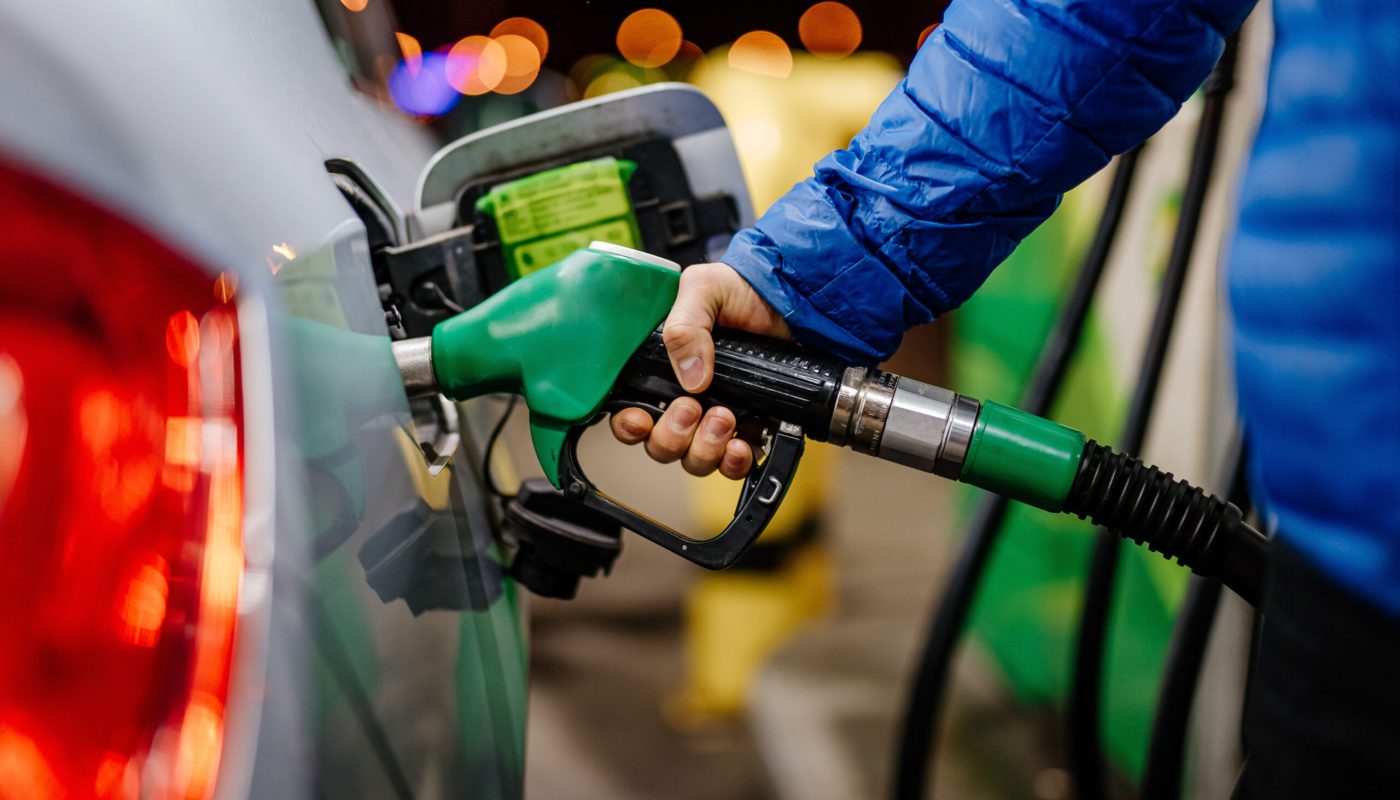 SMB Norge krever at regjeringen innfører en vesentlig og varig reduksjon på drivstoffavgiftene. De ønsker kutt i veibruksavgiften og CO2-avgiften på drivstoff for næringslivet. Foto: AdobeStock