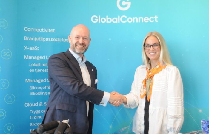 Fordelsavtale: SMB Norges leder Jørund Rytman og GlobalConnects salgssjef for nye kunder i SMB- markedet, Karoline Berget er enige om en gunstig avtale for SMB Norges medlemmer.