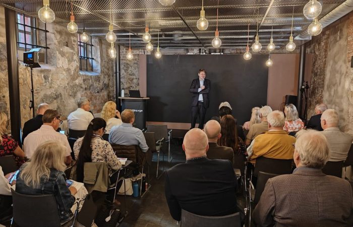 Styreleder i SMB Norge, Karl-Anders Grønland ønsker velkommen til feiring av den internasjonale SMB-dagen, fra nye flotte lokaler. Foto: Klaus Jakobsen