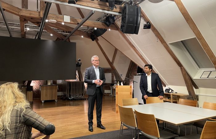 FrPs nestleder og stortingsrepresentant Hans Andreas Limi og stortingsrepresentant Himanshu Gulati ønsker alle velkommen til Stortinget.