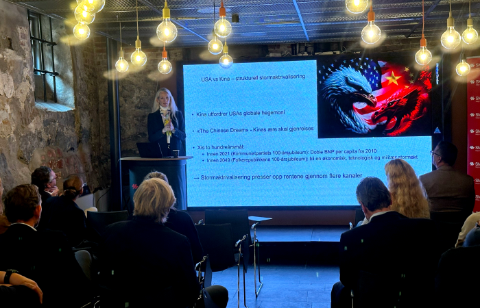 Kari Due-Andresen fra Akershus Eiendom holdt foredrag om den økonomiske utsiktene nasjonalt og internasjonalt.