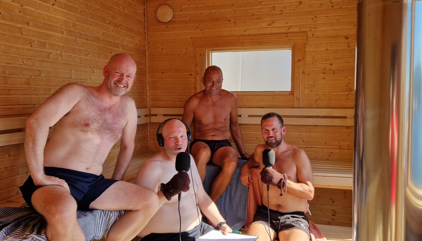 Jørund Rytman, Klaus Jackobsen, Jan Roger Moland og Stig Arild Pettersen spiller inn podcast i badstu under Arendalsuka.